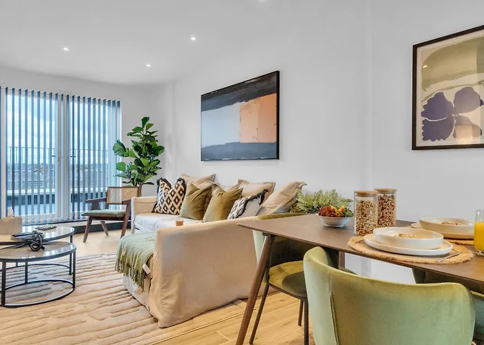 Homely- North London Penthouse Apartment Finchley