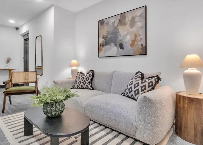Homely- North London Penthouse Apartment Finchley